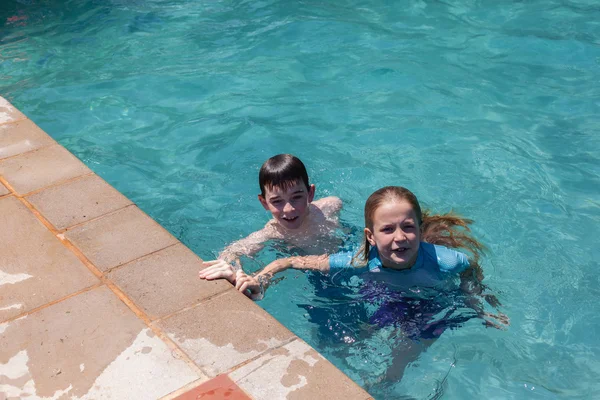 Junge Mädchen Pool Sommer — Stockfoto