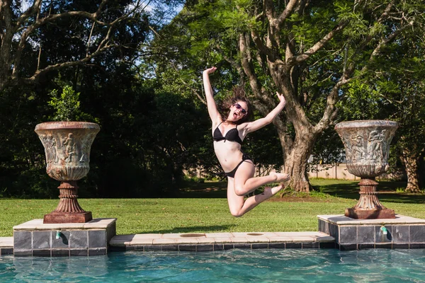 Chica saltando piscina —  Fotos de Stock