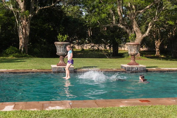 Mädchen Jungen spielen Pool — Stockfoto