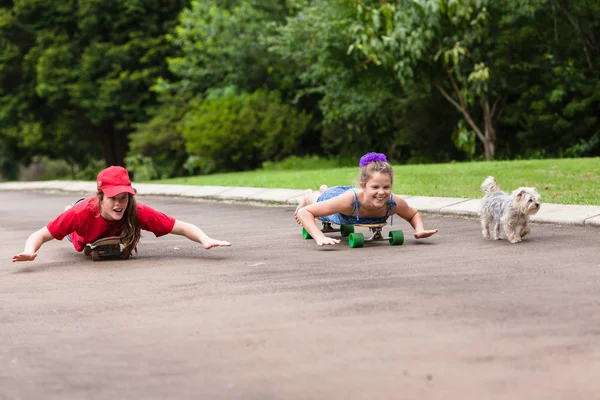 Chicas Skateboarding diversión — Foto de Stock