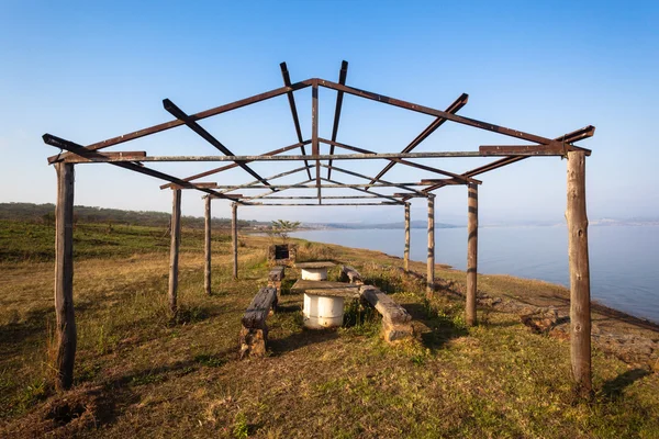 Odizolovaný přístřeší struktura — Stock fotografie