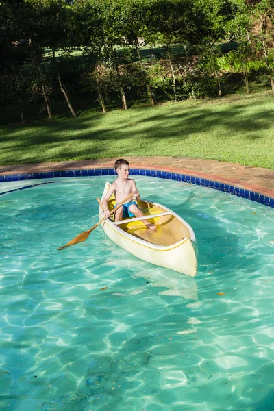 Piscine de canot garçon — Photo