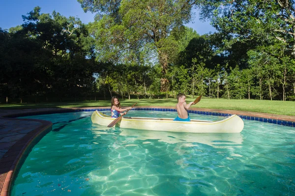 Girl Boy Canoe Pool — Stock Photo, Image