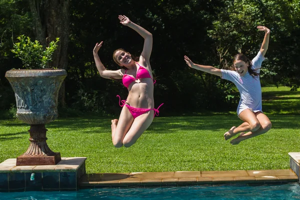 Ragazze salto piscina — Foto Stock