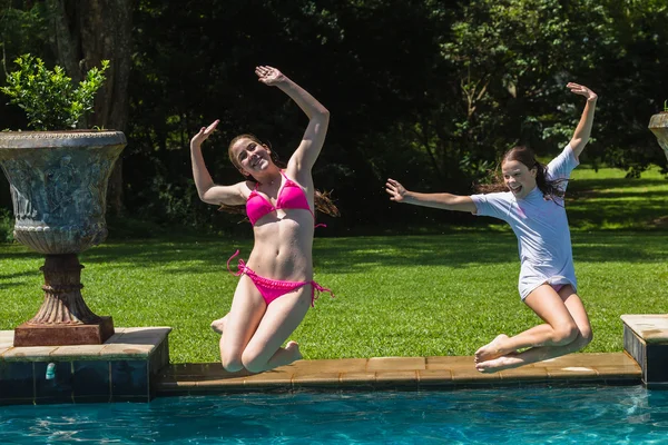 Ragazze salto piscina — Foto Stock