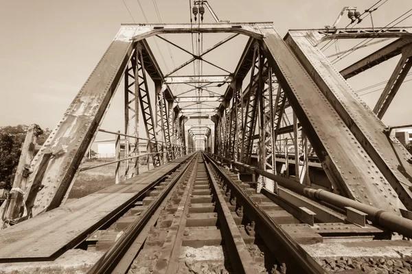 Estrutura da ponte de trem sépia — Fotografia de Stock