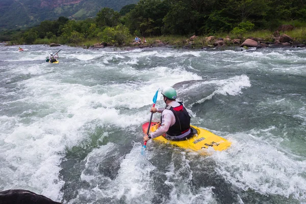 Kayaks nehir eylem — Stok fotoğraf