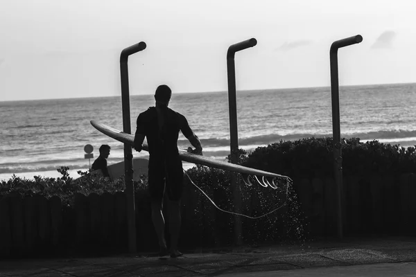 サーファー ビーチ シャワー ブラック ホワイト — ストック写真