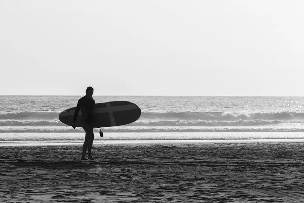 Surfer chica negro blanco — Foto de Stock