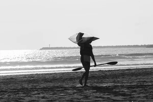 Surfski カヌーを漕ぐ人ブラック ホワイト — ストック写真