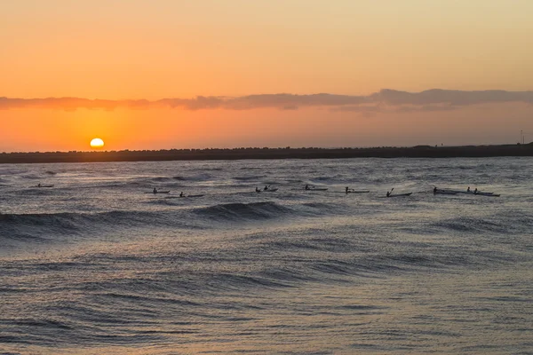 Surf-ski paddlers oceano nascer do sol — Fotografia de Stock