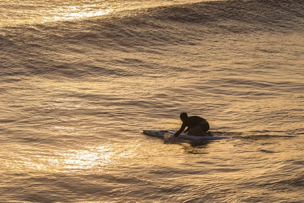 Salva-vidas remando ondas de artesanato de resgate — Fotografia de Stock