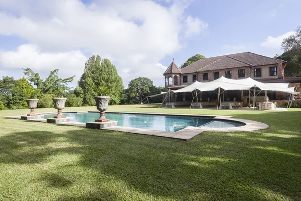 Décor de fête de piscine de manoir — Photo