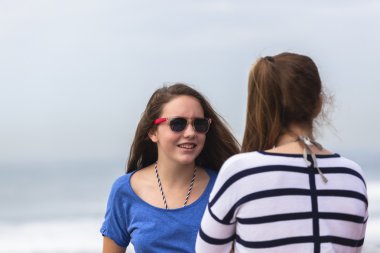 Konuşurken sosyalleşme kızlar plaj