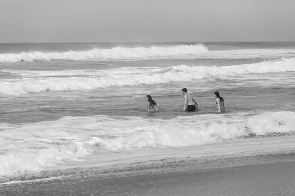 Meninas menino praia de natação — Fotografia de Stock