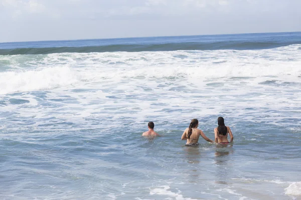 Meisjes Boy zwemmen Beach — Stockfoto