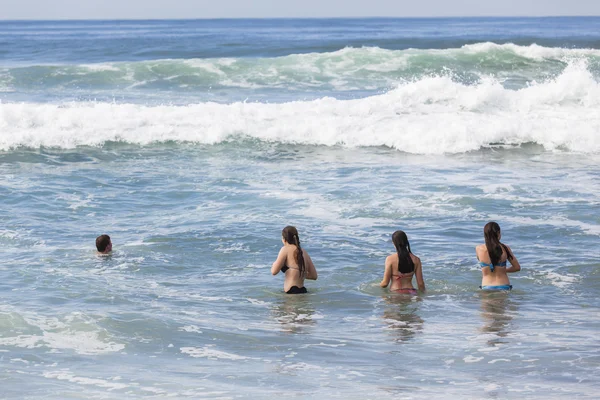 Mädchen Jungen Badestrand — Stockfoto