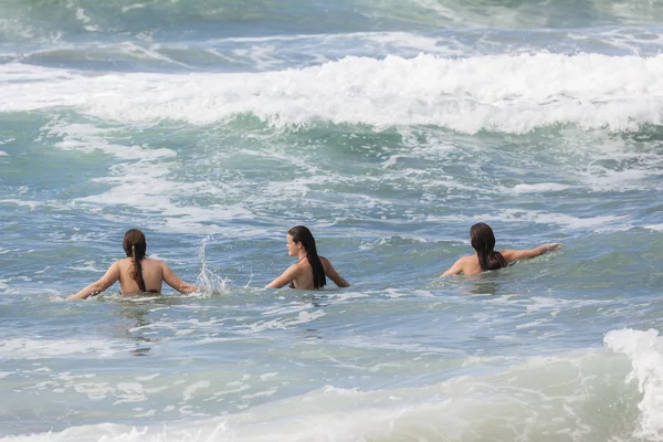 Meninas menino praia de natação — Fotografia de Stock