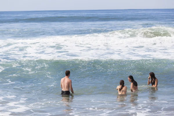 Dívky chlapce plavání pláž — Stock fotografie