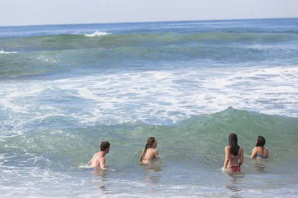 Niñas niño natación playa — Foto de Stock