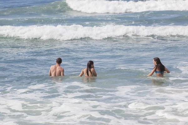 Meisjes Boy zwemmen Beach — Stockfoto