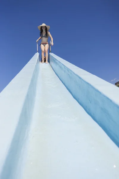 Chicas piscina diapositiva verano azul — Foto de Stock