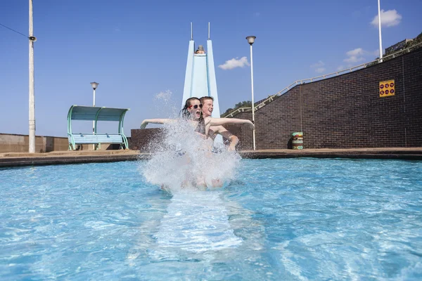 Ragazza ragazzo piscina scivolo divertente estate — Foto Stock