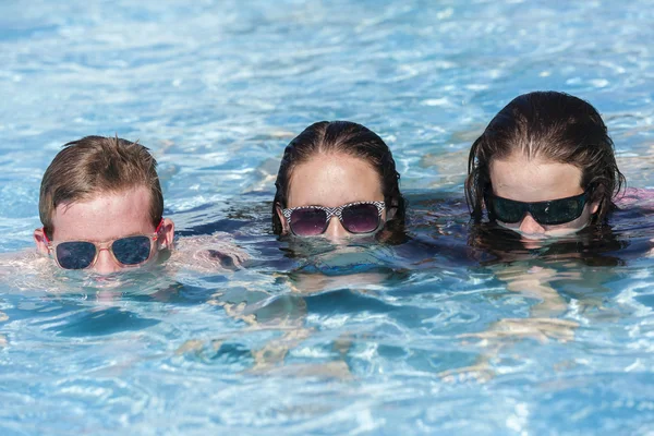 Teenager piscina estate felice — Foto Stock