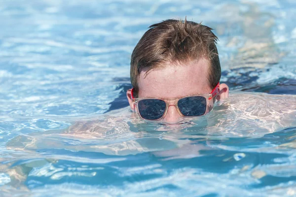 Ragazzo piscina estiva occhiali da sole — Foto Stock