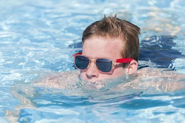 Genç havuzu yaz mutlu — Stok fotoğraf