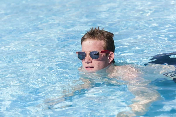 Tonåring Pool sommaren glad — Stockfoto