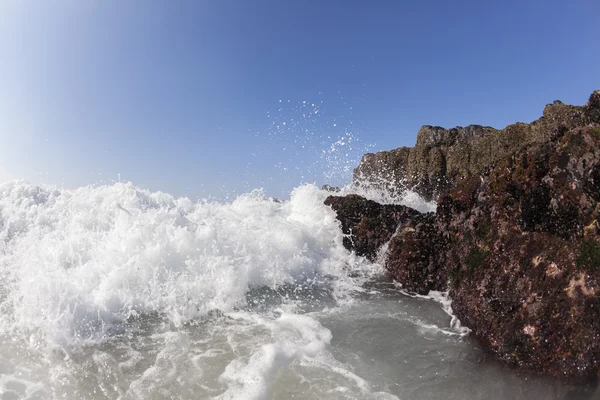 Fala skały plaża — Zdjęcie stockowe