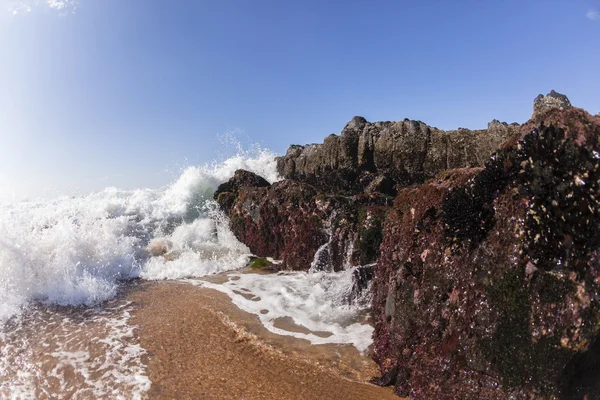 Onda rochas praia — Fotografia de Stock