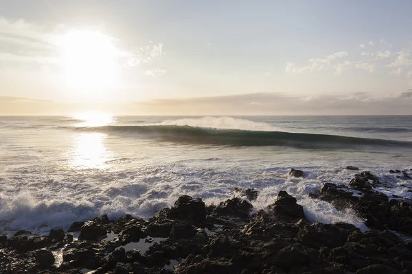 Wave klippiga kust morgon — Stockfoto