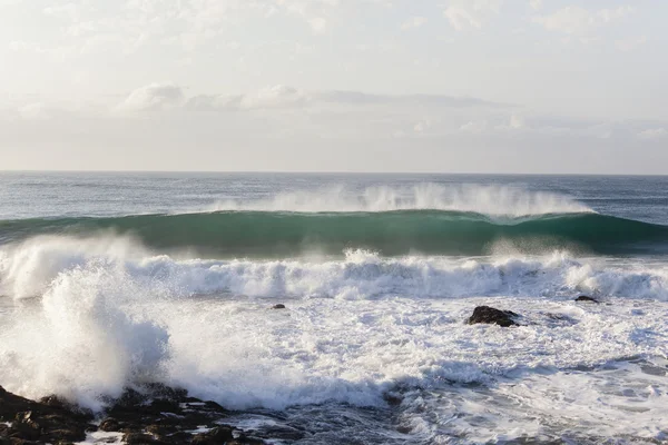 Skalnaté pobřeží oceánu energie vln — Stock fotografie
