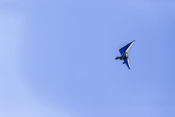 Ultraleichtflugzeug fliegt blau — Stockfoto