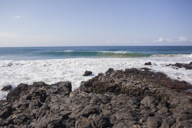 Dalga su kayalık sahil şeridi