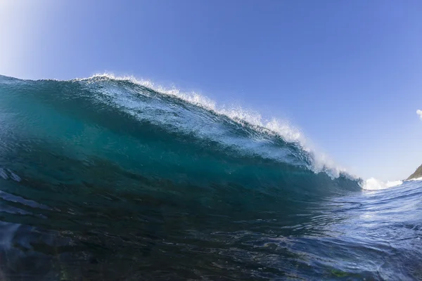 Welle stürzt schwimmenden Ozean blau — Stockfoto