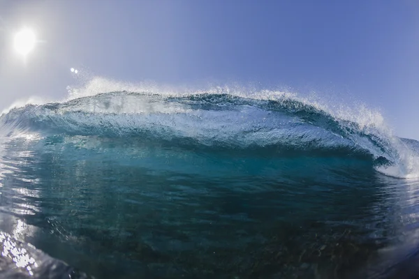 Welle kracht auf blaues Riff — Stockfoto