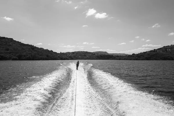 Waterskiën zwart witte landschap — Stockfoto