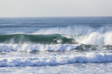 Surfer sörf dalgası
