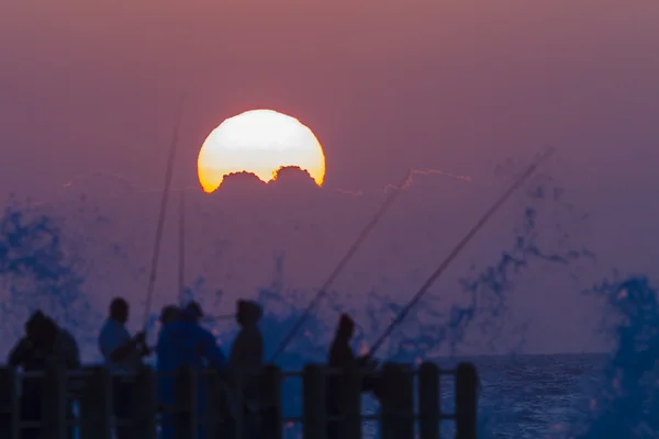 Риболовля Sunrise рибалок силуети — стокове фото