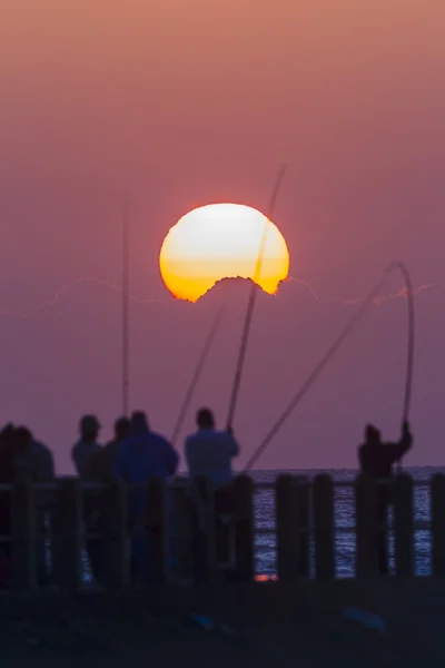 釣り日の出色シルエット — ストック写真