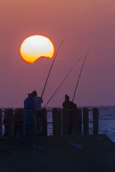 釣り日の出漁師シルエット — ストック写真