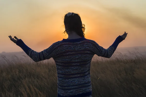 Meisje wapens aan de orde gesteld zonsondergang — Stockfoto