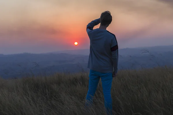 Uomo tramonto paesaggio — Foto Stock