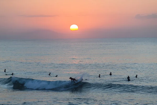 Surfistas surfistas nascer do sol — Fotografia de Stock