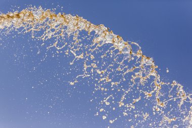 Su damlaları mavi gökyüzü