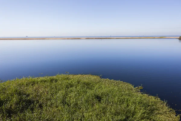 Laguna blu costa — Foto Stock