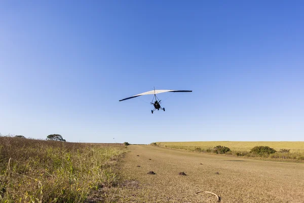 Ultraleichtflugzeug hebt ab — Stockfoto